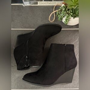Kensie Booties Like New Faux Micro Suede